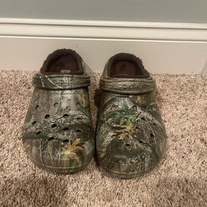 Mens camo crocs with fur inside - size 10